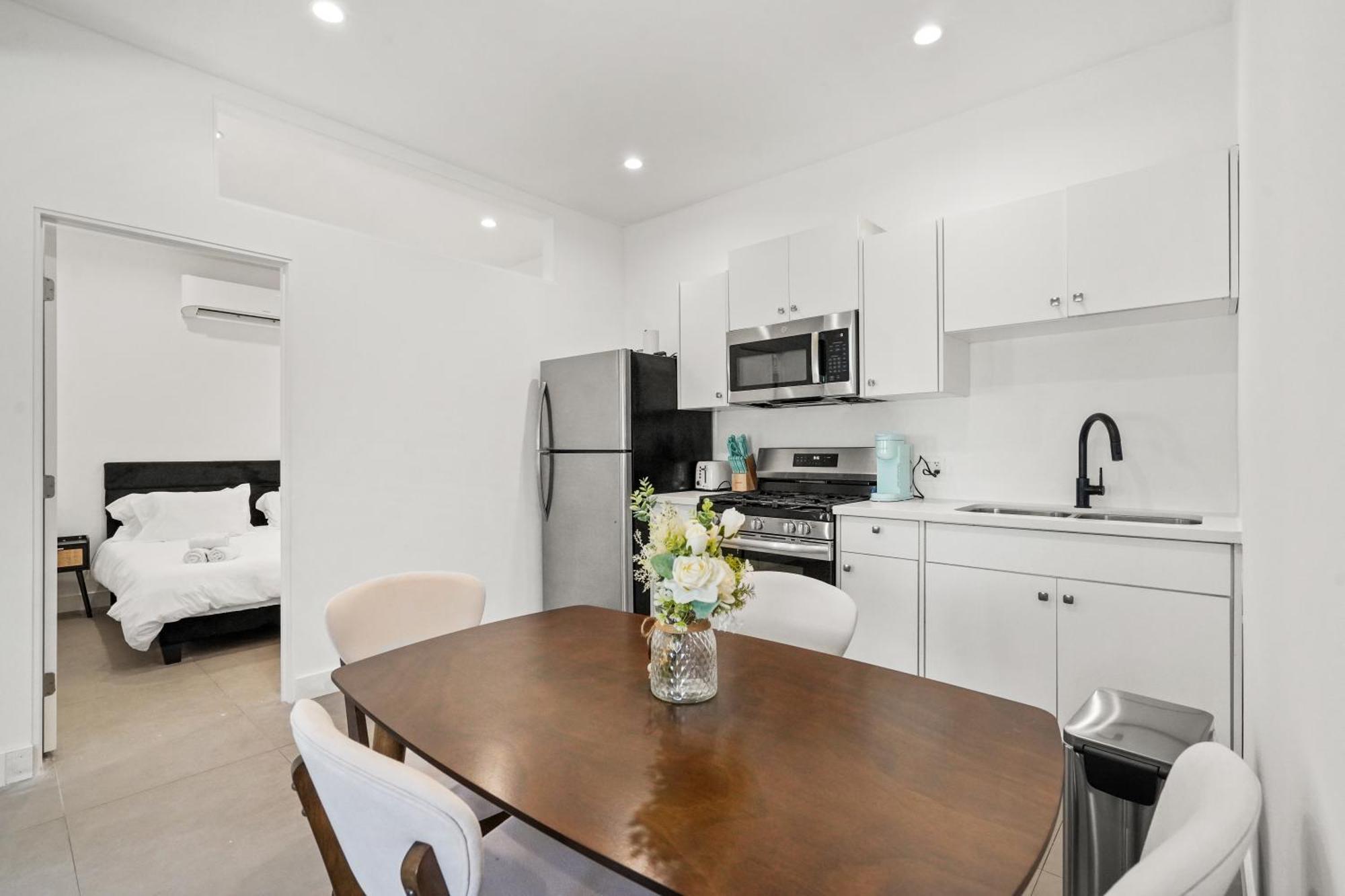Private Cozy Guest House, King Bed, Parking, Pet Friendly Near Penmar Golf Course! Holiday home