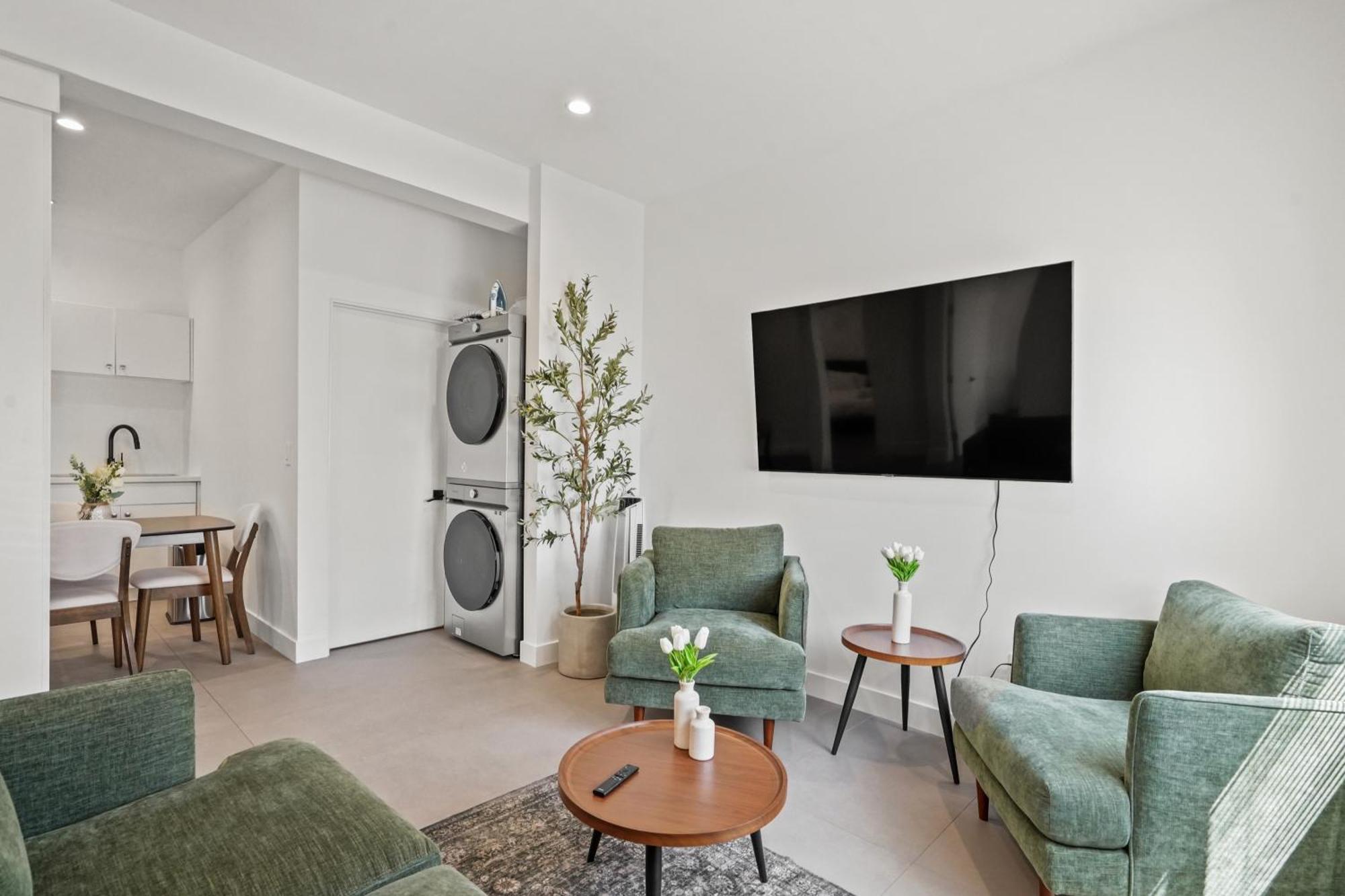 Private Cozy Guest House, King Bed, Parking, Pet Friendly Near Penmar Golf Course! *